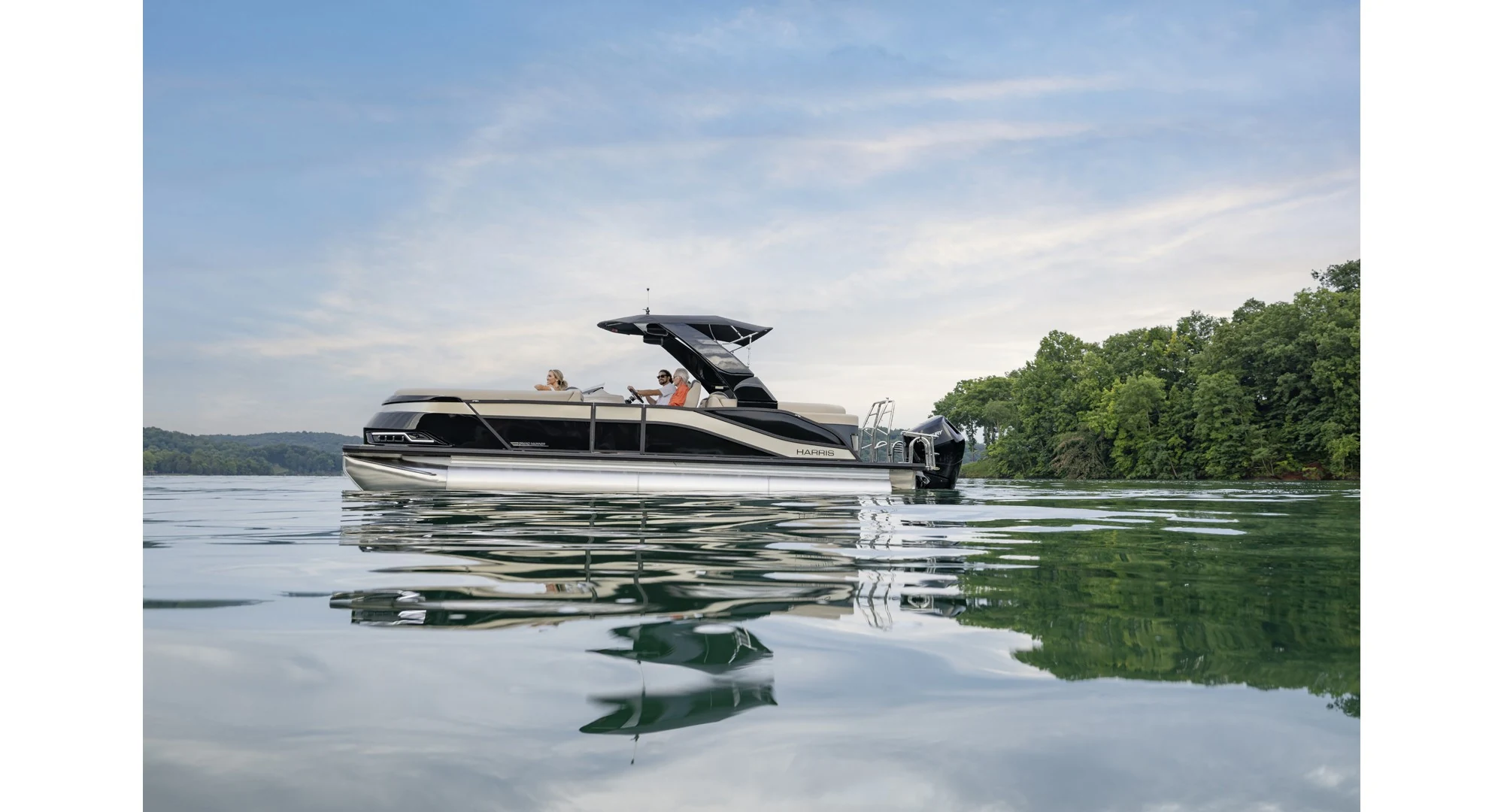 Harris Grand Mariner 250 CWDH running on a calm lake