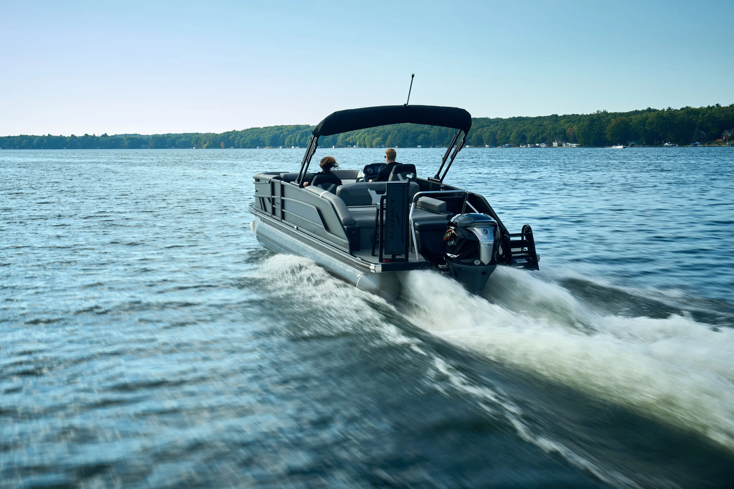Evotti 500 Series 23CS running across open water from the stern
