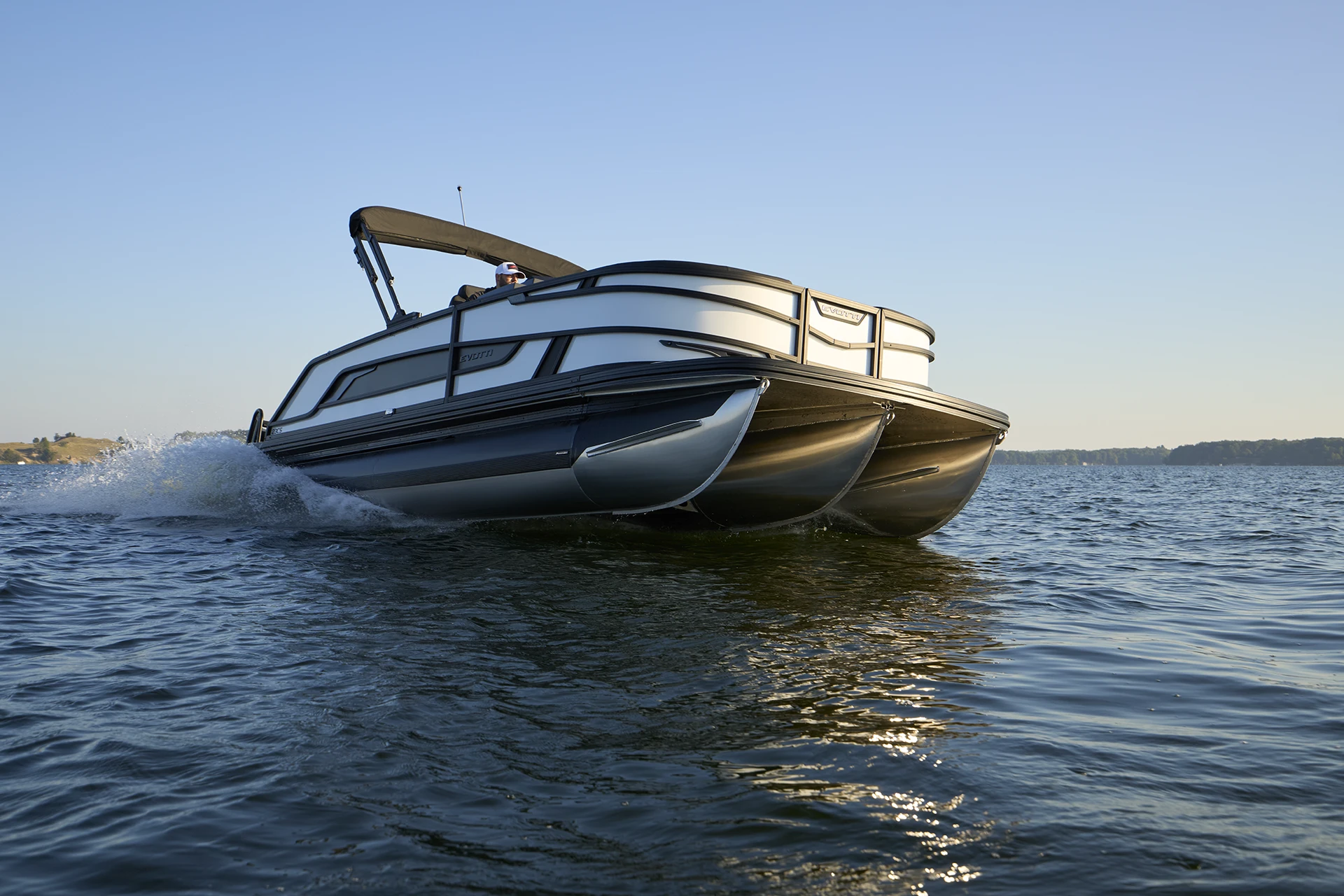 Evotti 700 Series 23CS running on open water