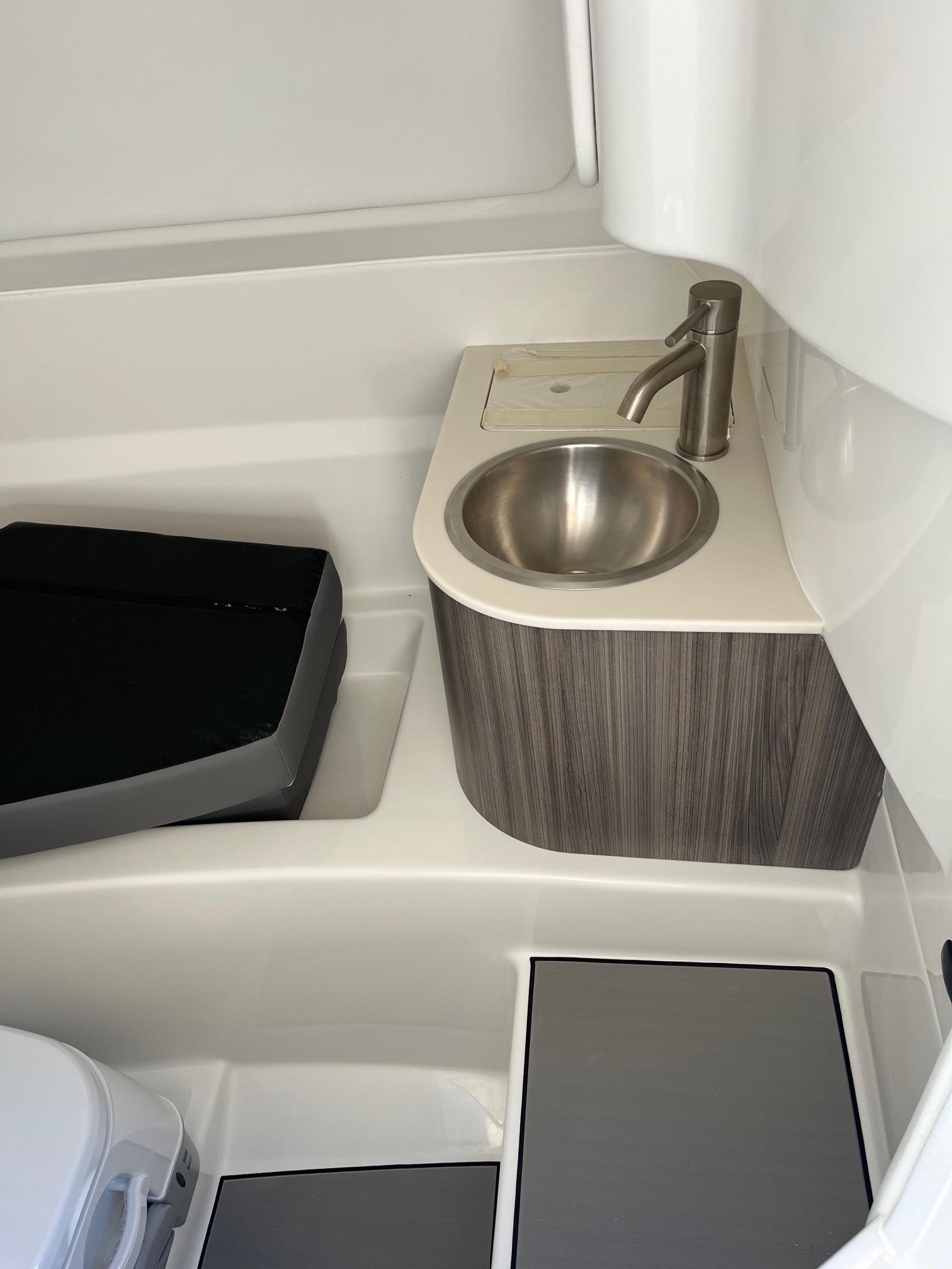 2026 Sea Ray SDX250 photo 7