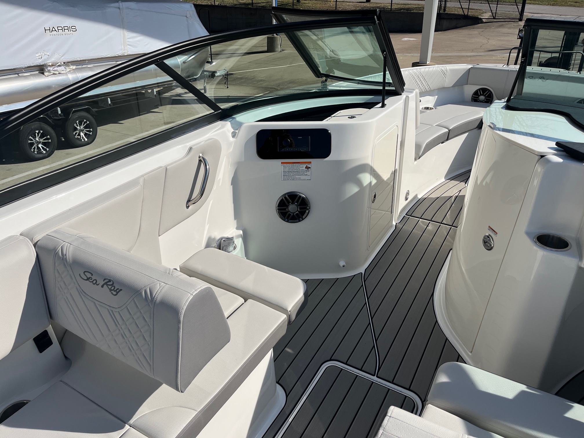 2026 Sea Ray SDX250 photo 8